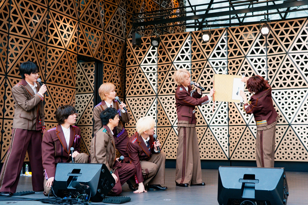 サプライズ発表が書かれた巻物を広げる星野晴海。（Photo by Ayaka.）