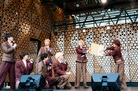 巻物を広げるのに躊躇して思わず戻してしまう星野晴海。（Photo by Ayaka.）