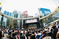 THE SUPER FRUITのライブの様子。