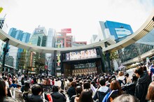 THE SUPER FRUITのライブの様子。