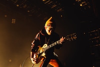 桜井秀俊（G, Vo）（撮影：堀内レイ）