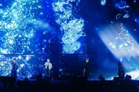 「BUBBLE」のパフォーマンスの様子。