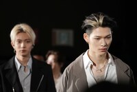 客席を歩くNI-KIとHEESEUNG。