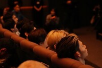 座席に座ったENHYPEN。