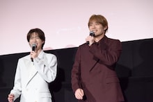 髙松アロハ（右 / 超特急）に「好きすぎて滅！」を踊ってもらい、満足げな山中柔太朗（左 / M!LK）。