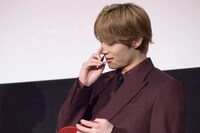 メッセージを考える髙松アロハ（超特急）。