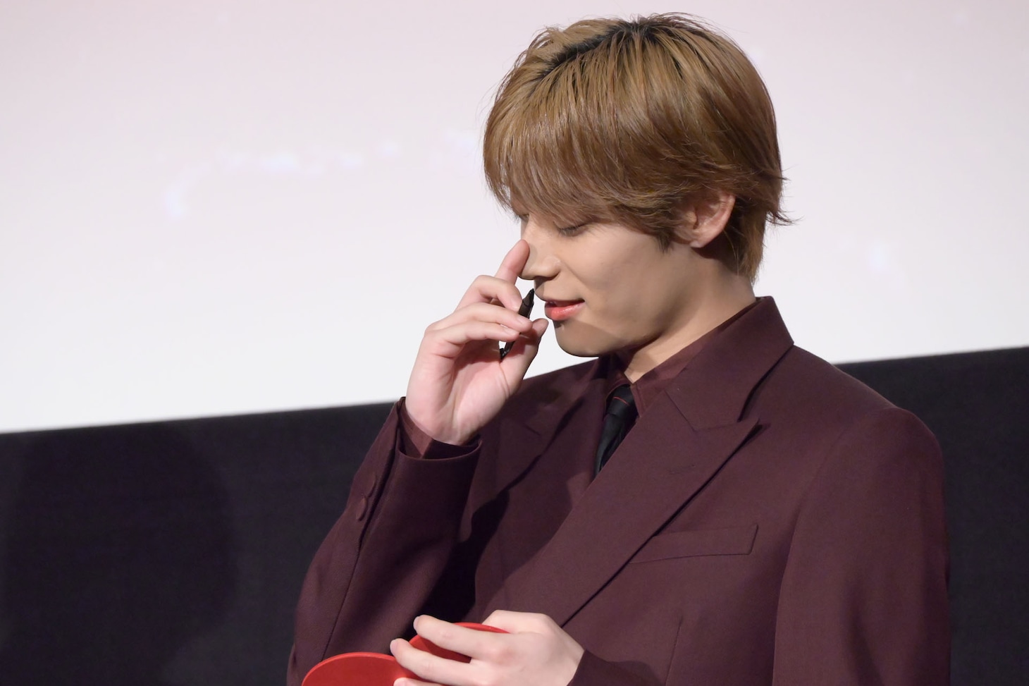 メッセージを考える髙松アロハ（超特急）。