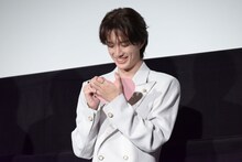 メッセージを書き入れる山中柔太朗（M!LK）。