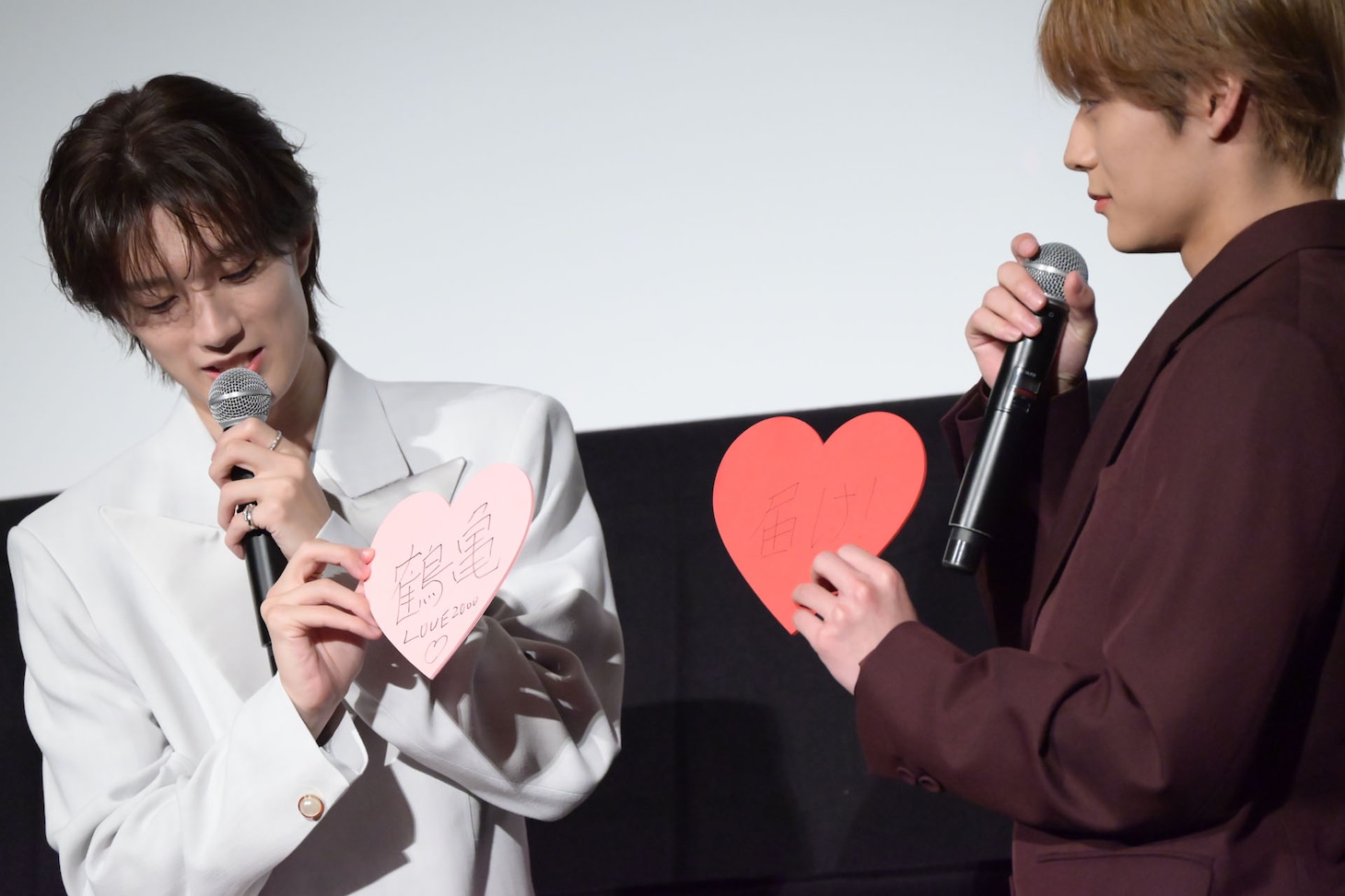 メッセージを披露する2人。
