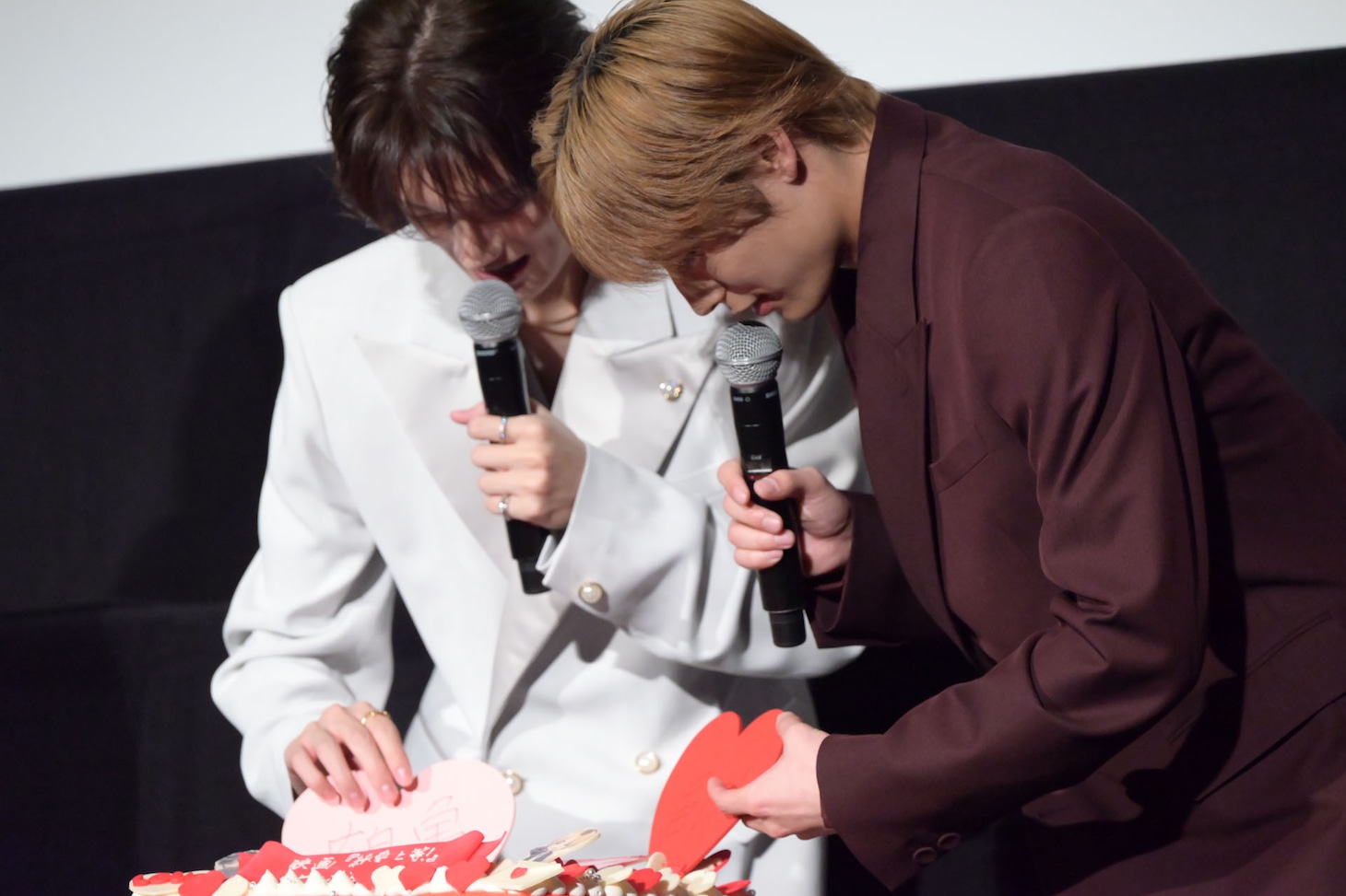 デコレーションを仕上げる2人。