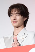 指ハートを作る山中柔太朗（M!LK）。