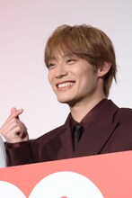 指ハートを作る髙松アロハ（超特急）。