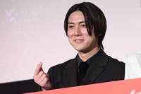 指ハートを作る八重樫風雅監督。