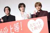 左から八重樫風雅監督、山中柔太朗（M!LK）、髙松アロハ（超特急）。