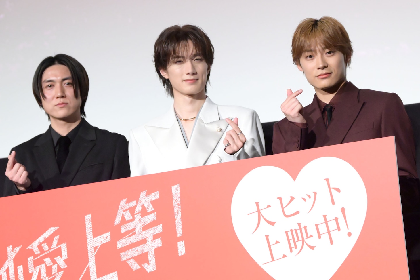 左から八重樫風雅監督、山中柔太朗（M!LK）、髙松アロハ（超特急）。