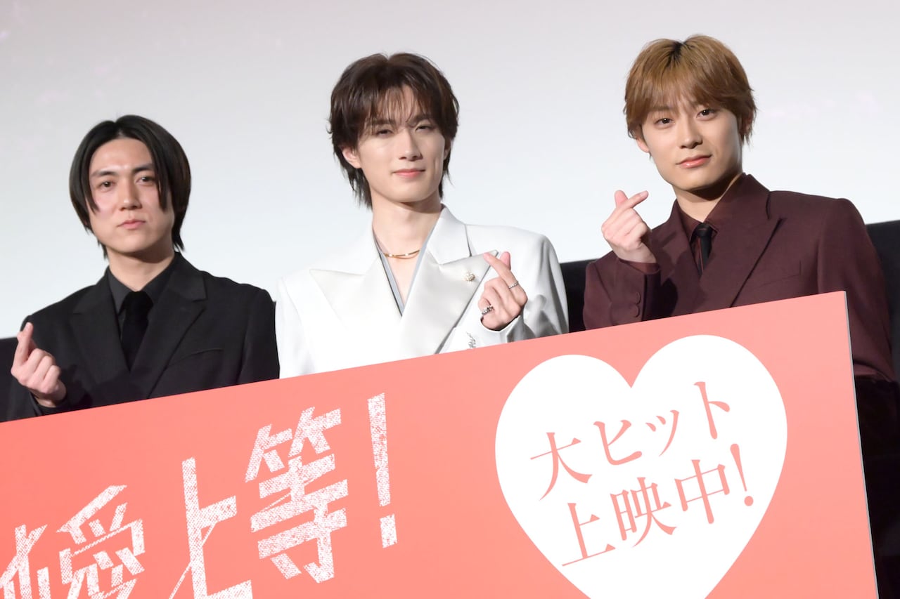 左から八重樫風雅監督、山中柔太朗（M!LK）、髙松アロハ（超特急）。