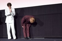 hitomiに深々と頭を下げる髙松アロハ（超特急）。