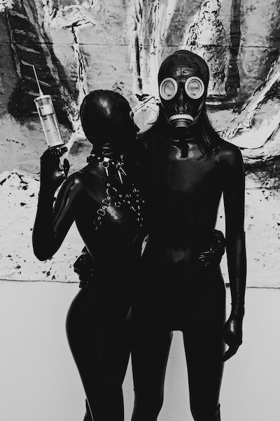 しーな（東京初期衝動）としのだりょうすけ（トップシークレットマン）のウェディングフォト。