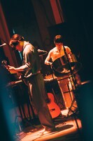 スティールパンを叩く小田朋美。（Vo, Syn, Steelpan）（Photo by Kana Tarumi）