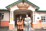 谷村町駅に到着した櫻坂46の山下瞳月と的野美青。