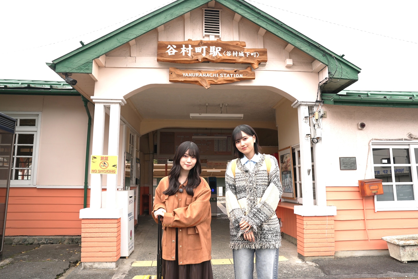 谷村町駅に到着した櫻坂46の山下瞳月と的野美青。