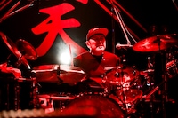 坂詰克彦（Dr）（撮影：石井麻木）