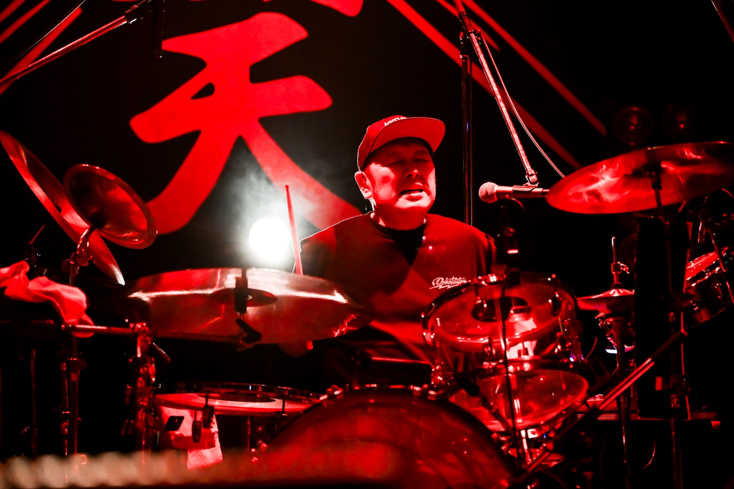 坂詰克彦（Dr）（撮影：石井麻木）