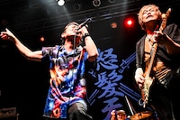 左から増子直純（Vo）、上原子友康（G）。（撮影：石井麻木）