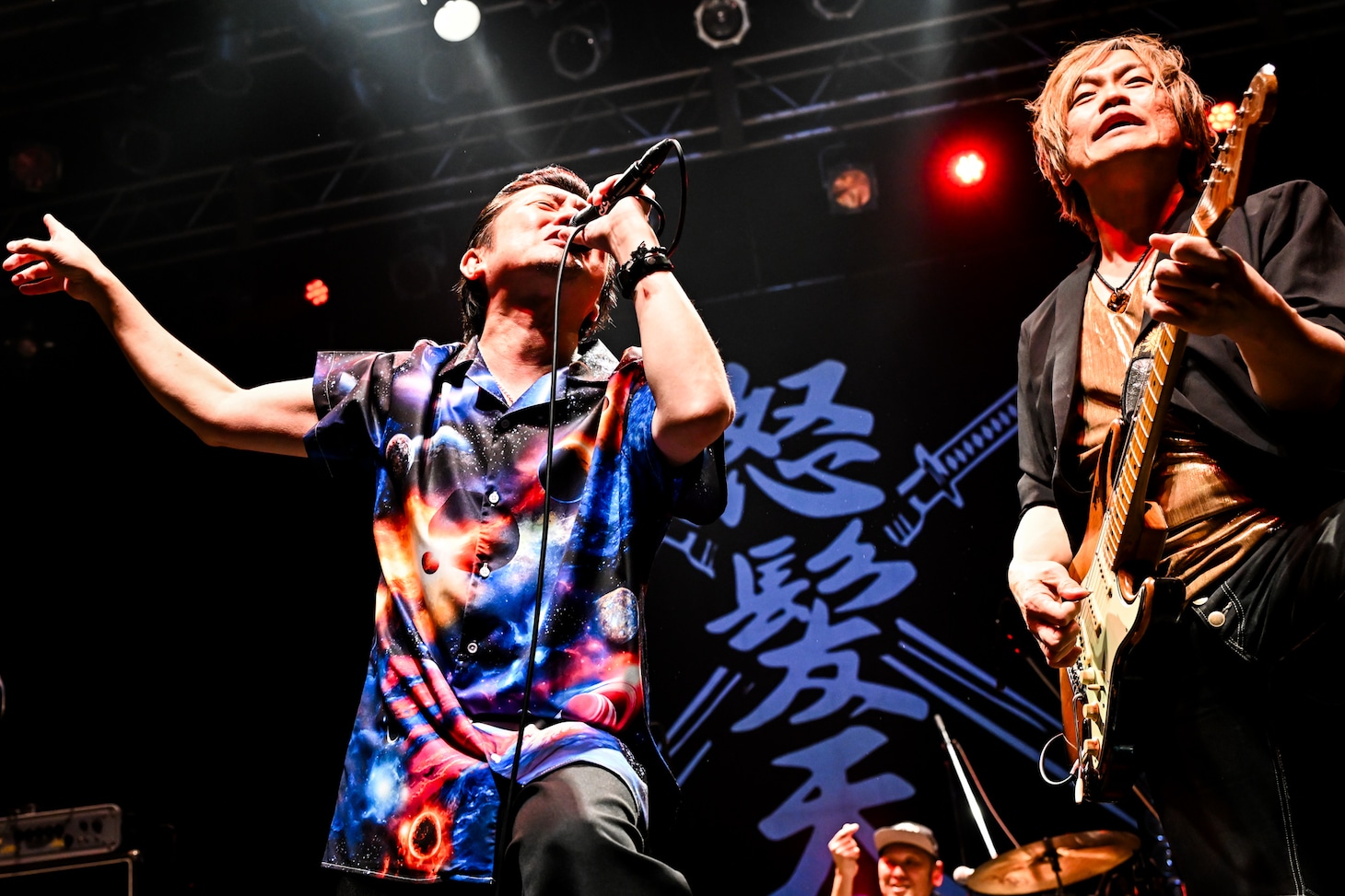 左から増子直純（Vo）、上原子友康（G）。（撮影：石井麻木）