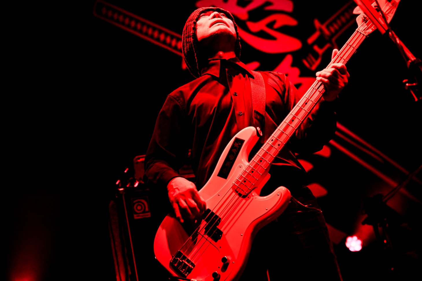 寺岡信芳（B / 亜無亜危異）（撮影：石井麻木）