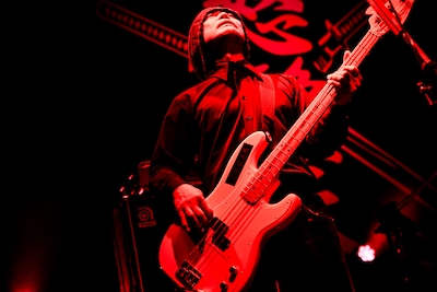 寺岡信芳（B / 亜無亜危異）（撮影：石井麻木）