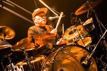 坂詰克彦（Dr）（撮影：石井麻木）