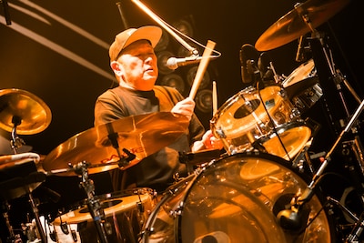 坂詰克彦（Dr）（撮影：石井麻木）