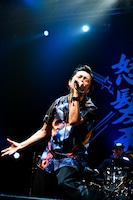 増子直純（Vo）（撮影：石井麻木）