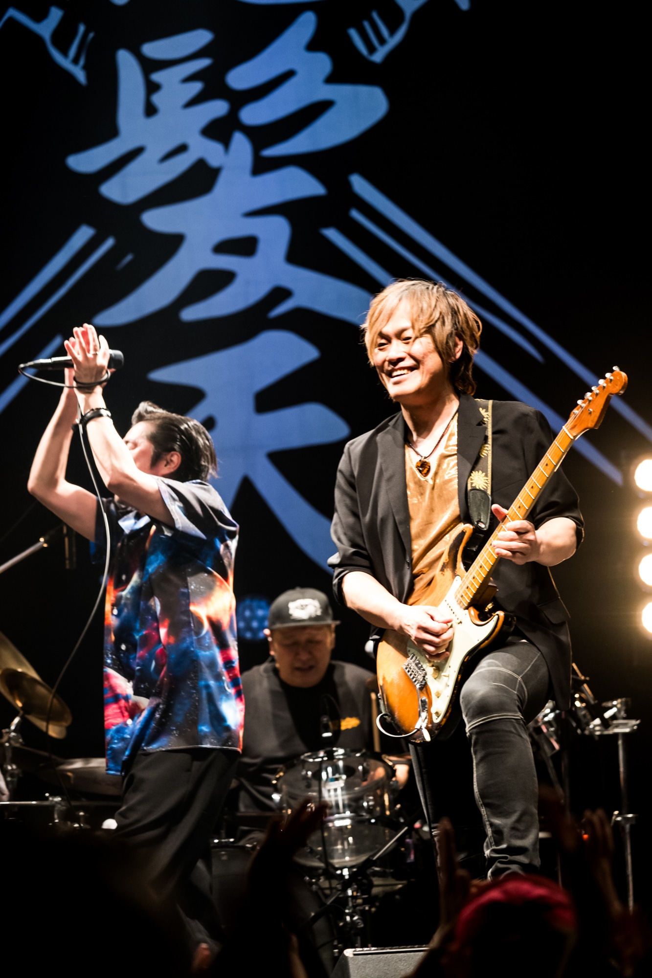 左から増子直純（Vo）、上原子友康（G）。（撮影：石井麻木）