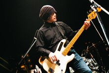 寺岡信芳（B / 亜無亜危異）（撮影：石井麻木）