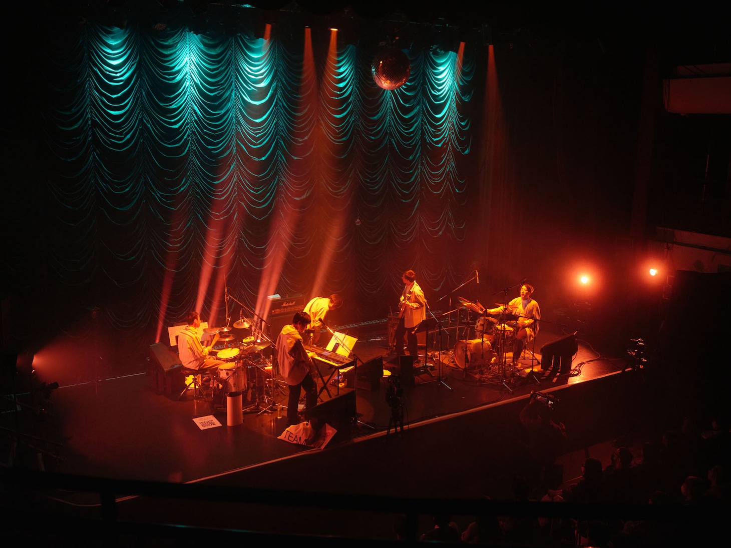 蓮沼執太チームツアー「重力」東京キネマ倶楽部公演の様子。（Photo by Kohei Yamamoto）