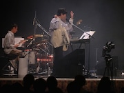 新グッズのトートバッグを紹介する蓮沼執太。（Photo by Kohei Yamamoto）