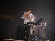 アルバム「TEAM」のアナログ盤を紹介する蓮沼執太。（Photo by Kohei Yamamoto）