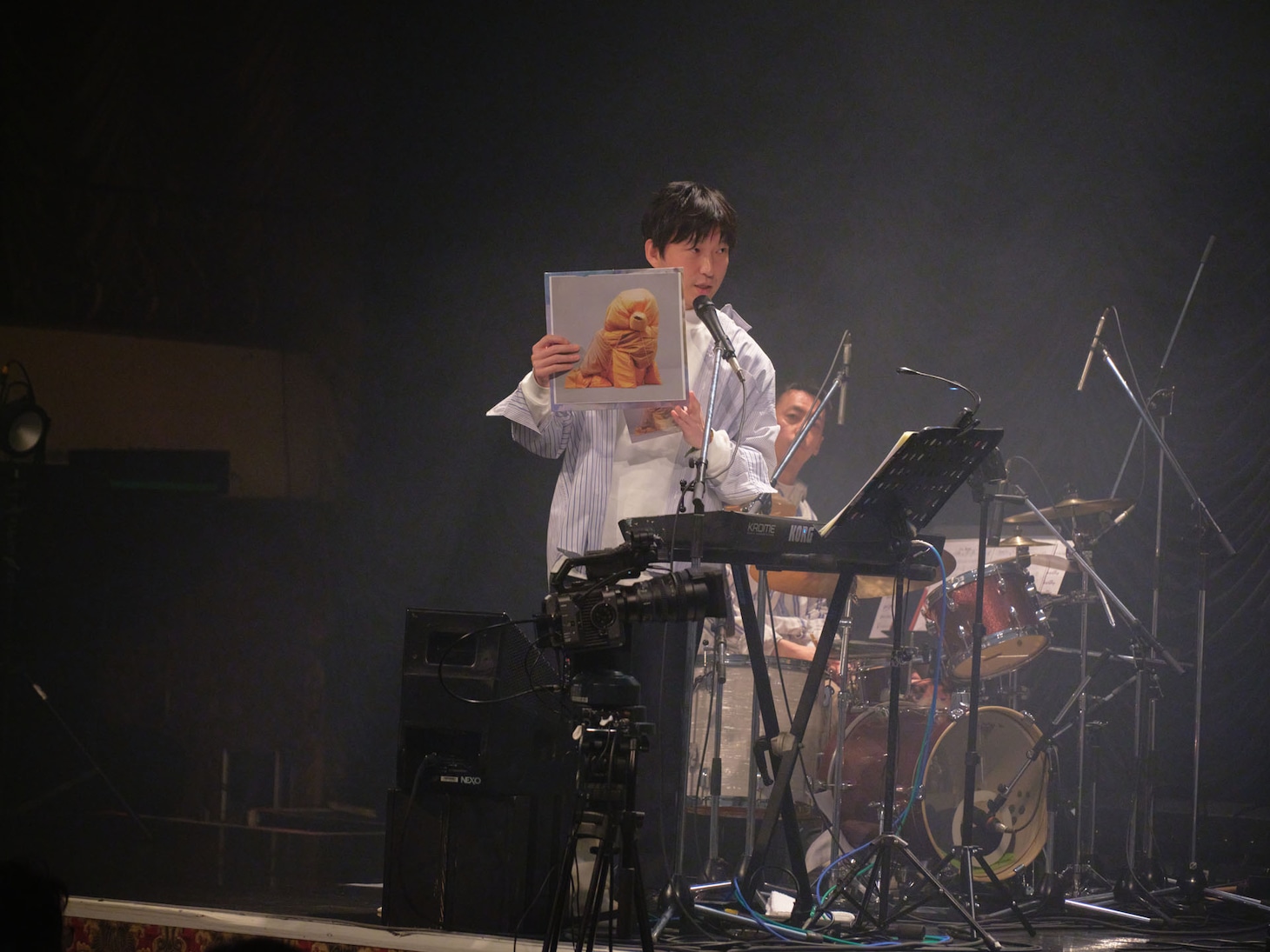 アルバム「TEAM」のアナログ盤を紹介する蓮沼執太。（Photo by Kohei Yamamoto）