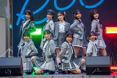 スタダ×バンナム新グループ・RE-GEが新宿で初ライブ、メジャーデビューを発表