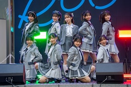 スタダ×バンナム新グループ・RE-GEが新宿で初ライブ、メジャーデビューを発表