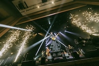 髙田彪我のギターソロの様子。（撮影：鈴木友莉）