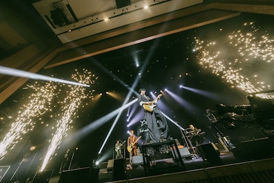 髙田彪我のギターソロの様子。（撮影：鈴木友莉）