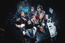 開演前に円陣を組むINUWASI。（撮影：真島洸）