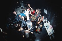 開演前に円陣を組むINUWASI。（撮影：真島洸）