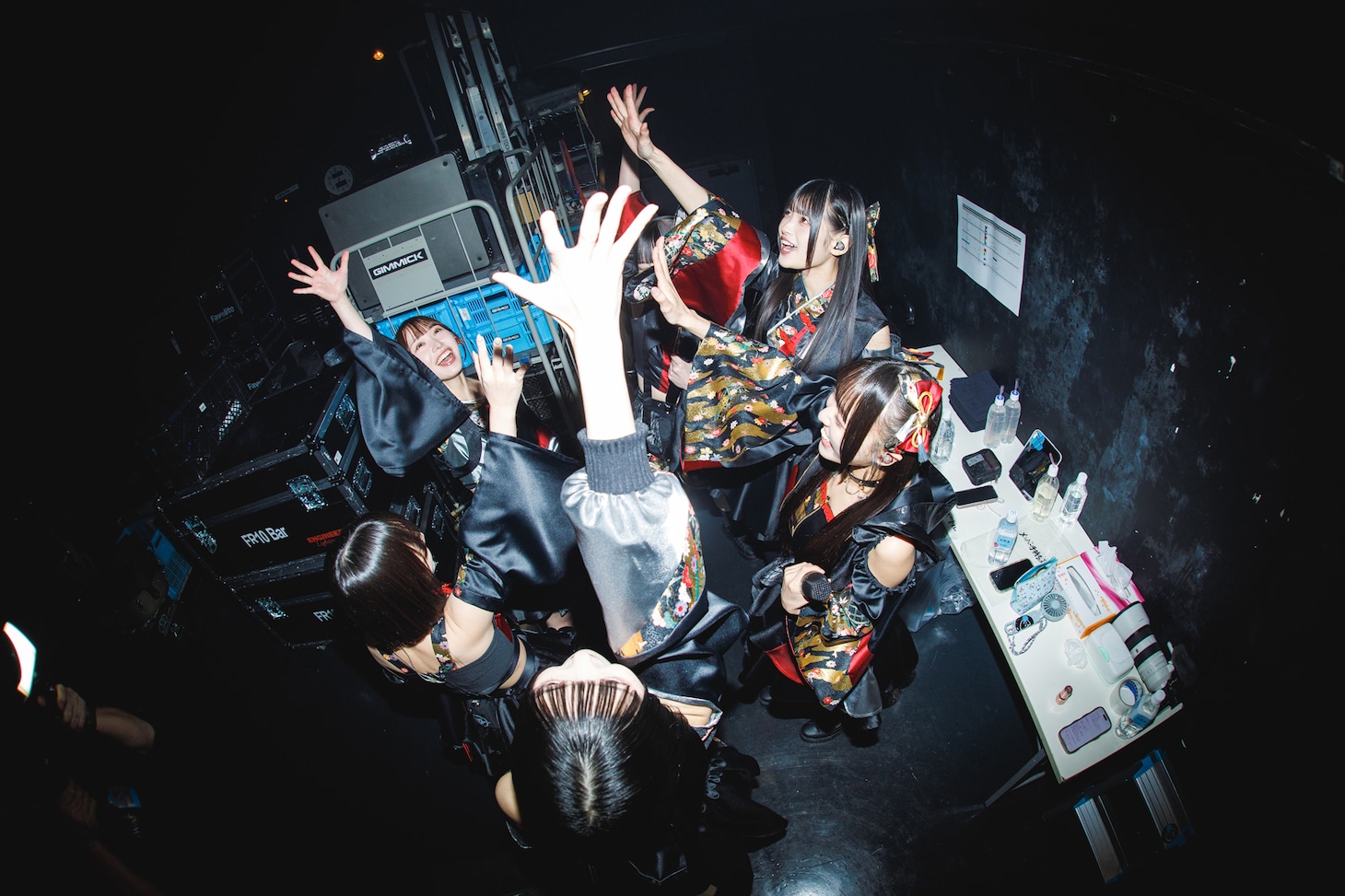 開演前に円陣を組むINUWASI。（撮影：真島洸）