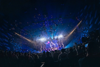 「INUWASI BAND SET TOUR 2025-2026〝狗鷲戦閃〟」ファイナル公演の様子。（撮影：真島洸）