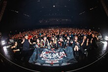 東京・Zepp DiverCity（TOKYO）のフロアをバックに記念撮影するINUWASI。（撮影：真島洸）