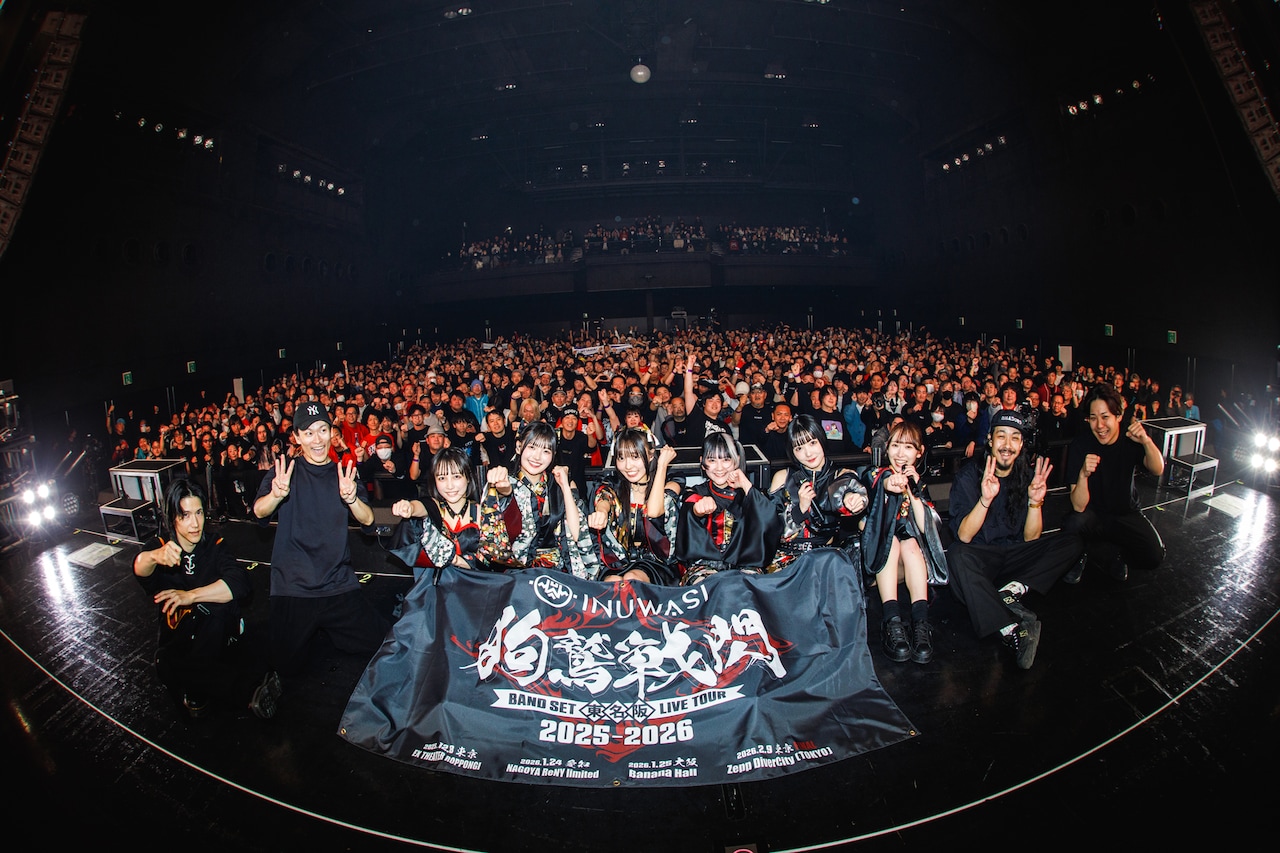 東京・Zepp DiverCity（TOKYO）のフロアをバックに記念撮影するINUWASI。（撮影：真島洸）